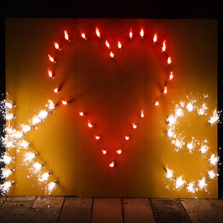 Lichterbild Brennendes rotes Herz mit Buchstaben Zwei Buchstaben nach Wahl Geschenkidee Hochzeit Verlobung Jubiläum Liebesbeweis Lichterbild rotes Herz mit 2 Buchstaben zum Beispiel K und S.