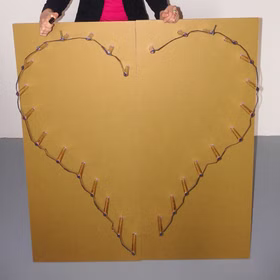 Lichterbild Brennendes rotes Herz mit Buchstaben Zwei Buchstaben nach Wahl Geschenkidee Hochzeit Verlobung Jubiläum Liebesbeweis Lichterbild Brennendes Herz mit Feuerzeug bereit zum Anzünden.