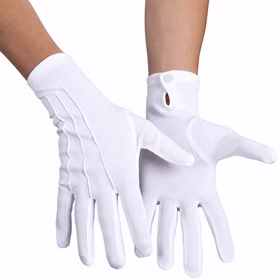 Weiße Chauffeur-Handschuhe mit Biesen und Druckknopf am Handgelenk, getragen und von Vorder- sowie Rückseite gezeigt.