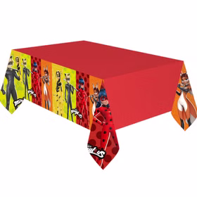 Party-Set Kindergeburtstag Miraculous Ladybug Cat Noir 26-tlg. Geburtstag Geschirr Mädchen Superhelden Kinderfasching Einschulung Mottoparty Rote Tischdecke auf Papier mit Miraculous-Motiven an den Seiten.