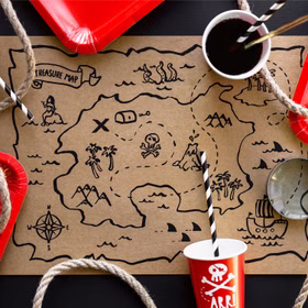 Piraten Partybecher Rot Schwarz Weiß 6 Stück 220 ml Piratenparty Deko Tisch-Deko Geburtstag Kindergeburtstag Mottoparty Piratenparty Piratenbecher mit schwarzem Getränk und gestreiftem Papierstrohhalm auf dekorativer Schatzkarten-Tischunterlage.