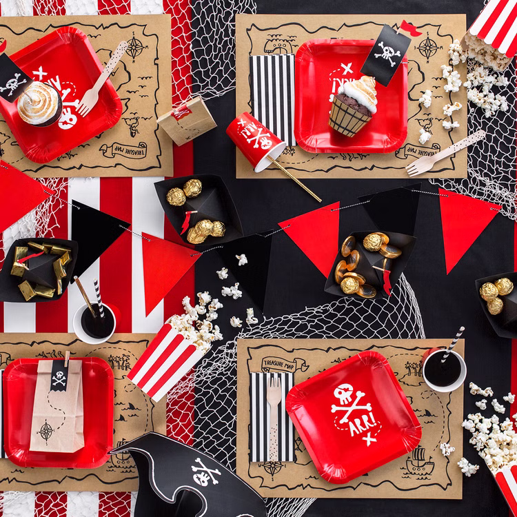 Piraten Partybecher Rot Schwarz Weiß 6 Stück 220 ml Piratenparty Deko Tisch-Deko Geburtstag Kindergeburtstag Mottoparty Piratenparty Piraten-Partybuffet mit roten Trinkbechern, Tellern, Popcornboxen und maritimer Dekoration im Schatzinsel-Stil.
