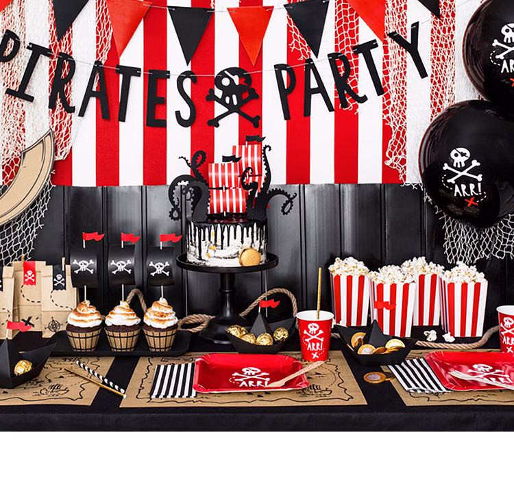 Papierstrohhalme Pirat Schwarz Weiß Gestreift 10 Stück Party Deko Tisch-Deko Geburtstag Kindergeburtstag Mottoparty Piraten-Party Komplett dekorierte Piratenparty mit Piratenbanner, roten Tellern, Popcornboxen, Ballons und schwarz-weißen Papierstrohhalmen.