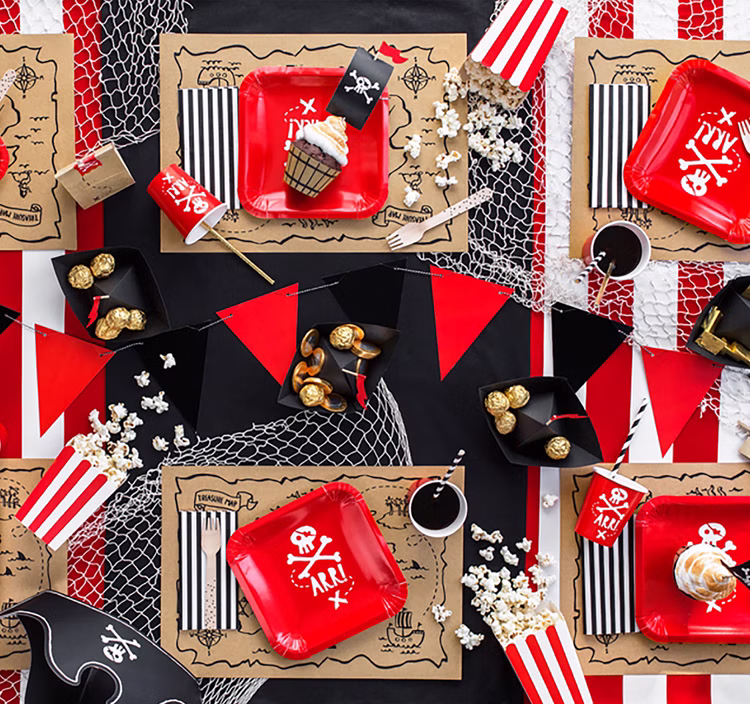Papierstrohhalme Pirat Schwarz Weiß Gestreift 10 Stück Party Deko Tisch-Deko Geburtstag Kindergeburtstag Mottoparty Piraten-Party Piratenparty-Tischdekoration mit roten Tellern, schwarz-weißen Papierstrohhalmen, Schatzkarten-Platzsets und maritimen Dekoelementen.