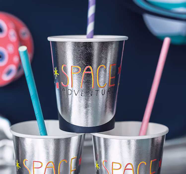 6 Astronaut Becher 200 ml Space Adventure Weltraum Partybecher Tisch-Deko SALE Party-Deko Weltraum Mottoparty Space Kindergeburtstag Drei silberne Space Adventure Trinkbecher mit bunten Papierstrohhalmen als dekorative Tischgestaltung für eine Weltraum-Mottoparty.