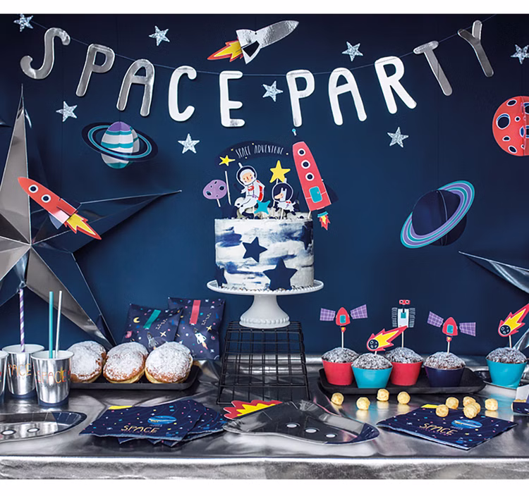 6 Astronaut Becher 200 ml Space Adventure Weltraum Partybecher Tisch-Deko SALE Party-Deko Weltraum Mottoparty Space Kindergeburtstag Weltraum-Partydekoration mit Space Adventure Bechern, Astronauten-Torte, Raketenmotiven und passendem Partyzubehör auf einem festlich dekorierten Tisch.