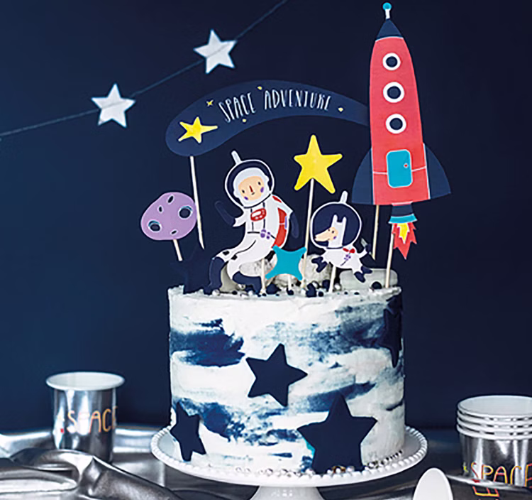 Astronaut Kuchen-Deko 7-tlg. Rakete & Weltraum Tortenstecker Space Party Weltraum Dekoration Kuchen-Deko Torten Dekoration SALE Mottoparty Kindergeburtstag Weltraum-Tortendekoration mit Astronaut, Rakete, Sternen und Planet als dekorativer Kuchenaufsatz auf einer Space-Mottotorte.