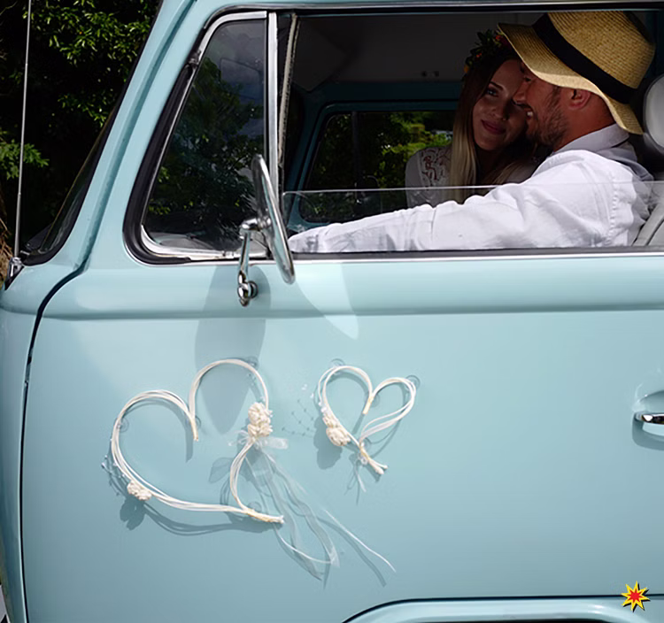 Autoschmuck Hochzeit Herzen Creme 2er Set Rattan Herz mit Saugnapf Hochzeitsaugen Hochzeitswagen Braut & Bräutigam Weding Car geschmücktes Auto Cremefarbenes Rattan-Herz mit Rosenblüten und Schleifenband als romantische Hochzeitsdekoration an der Fahrzeugtür.