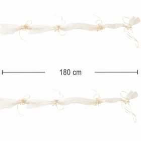 Cremefarbene Organza-Girlande mit Rosenblüten in V-Form auf der Motorhaube eines schwarzen Autos als elegante Hochzeitsdekoration befestigt.