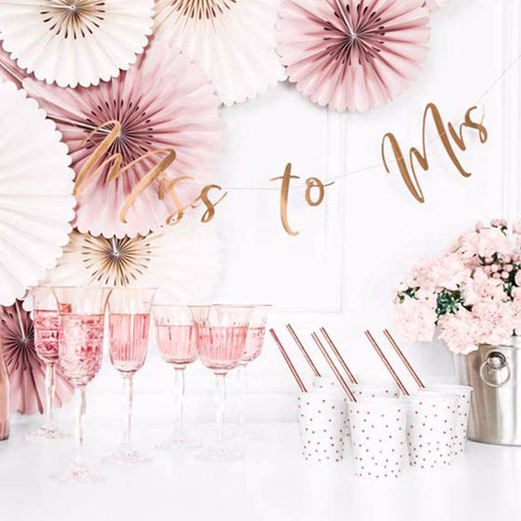 Miss to Mrs Girlande Roségold 76 cm – JGA Deko für Brautparty & Hochzeit JGA Bride to Be Party-Deko SALE Party-Banner Junggesellinnenabschied Hochzeit-Deko Dekorierte JGA-Party mit roségoldener Miss-to-Mrs-Girlande, Papierfächern und festlicher Tischdekoration.