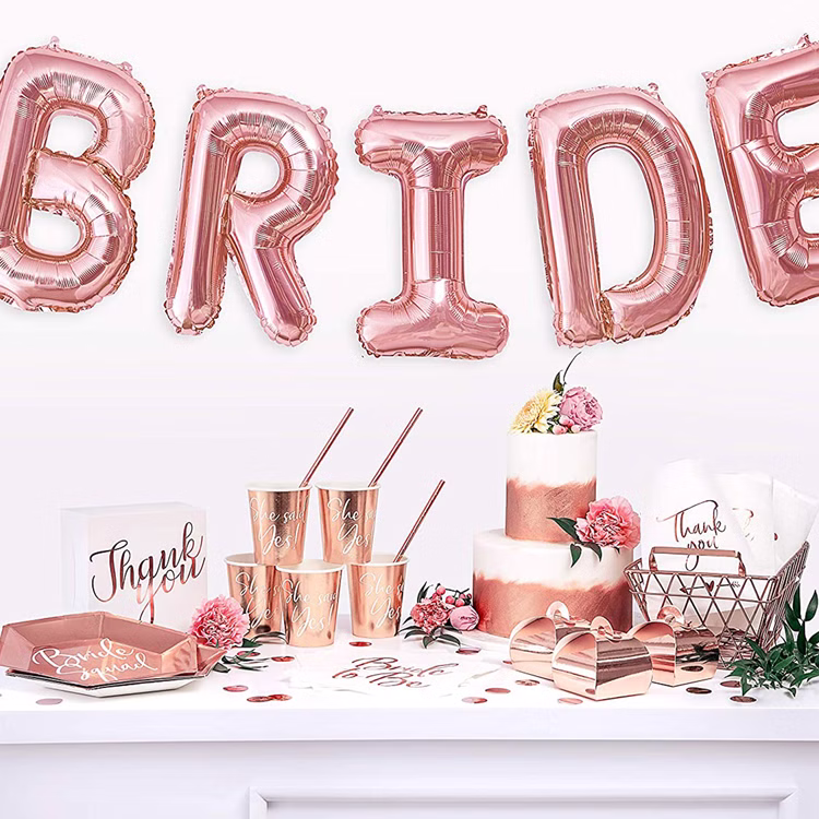 Bride Squad Teller Roségold 6 Stück JGA Deko Junggesellinnenabschied SALE Tischdeko Party-Deko JGA Pride To Be Bride Squad Party Hochzeit Roségoldene Bride Squad Partydekoration mit Papptellern, Bechern, Servietten und Ballonbuchstaben für die Brautparty.