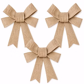 Drei dekorative Jute-Schleifen im Vintage-Stil auf hellem Hintergrund als rustikale Hochzeits- und Geschenk-Deko.