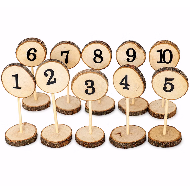 Tisch Nummernhalter Holz 1–10 Hochzeit Geburtstag Baumscheiben Optik SALE Tischdeko gedeckter Tisch Jubiläum Zehn rustikale Tisch Nummernhalter aus Holz mit den Zahlen 1 bis 10 in natürlicher Baumscheiben-Optik.