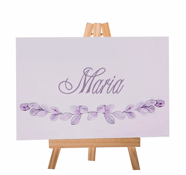 Mini Staffelei Holz 8,8 x 14,5 cm Foto- & Kartenhalter Hochzeit Geburtstag Aufsteller Holz Keilrahmen Tisch-Deko Events Jubiläum SALE Party-Deko Party-Zubehör Kleine Staffelei aus Naturholz mit dekorativer Namenskarte „Maria“ in Flieder – ideal als Tischdeko für Hochzeit und Feier.