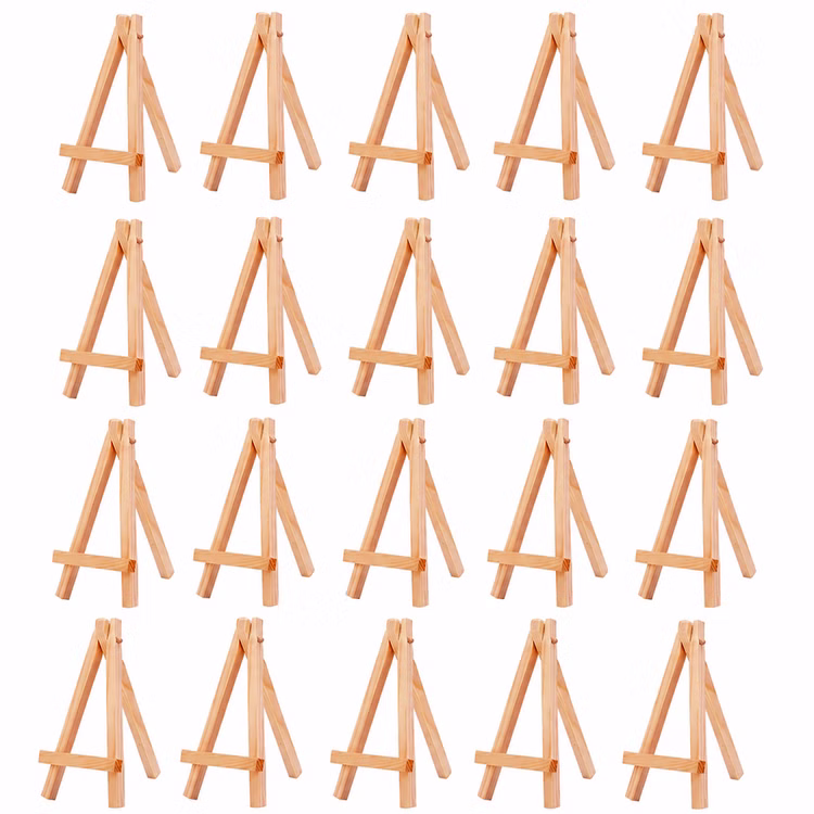 20 Mini Staffeleien Holz Kartenhalter Fotohalter Hochzeit Tischdeko Aufsteller Holz Keilrahmen Tisch-Deko Events Jubiläum SALE Party-Deko Party-Zubehör Set aus 20 Mini-Staffeleien aus Holz auf weißem Hintergrund – ideal als Kartenhalter, Tischdeko oder Fotoaufsteller.