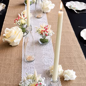 Jute Tischläufer mit weißer Spitze 3 m x 60 cm Vintage Hochzeits-Deko gedeckter Tisch Geburtstag Wohnaccessoire SALE Tischdeko Dekoration Naturfarbener Tischläufer aus Jute mit weißer Spitze und eingezeichneten Maßen von 3 m Länge und 60 cm Breite.