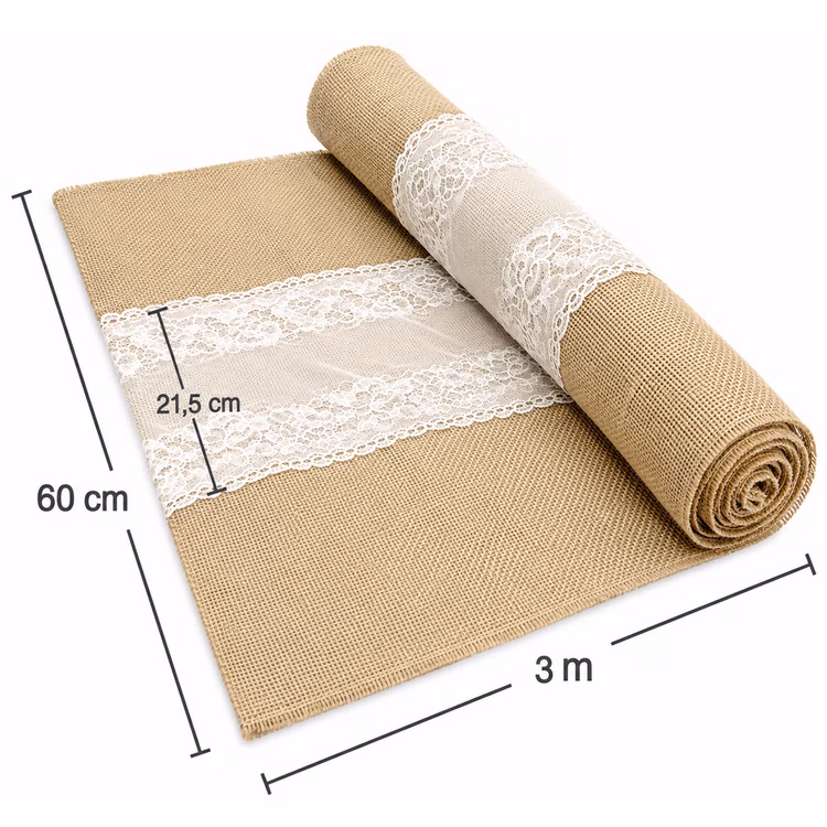 Jute Tischläufer mit weißer Spitze 3 m x 60 cm Vintage Hochzeits-Deko gedeckter Tisch Geburtstag Wohnaccessoire SALE Tischdeko Dekoration Rustikale Hochzeitstafel mit Jute-Tischläufer, weißer Spitze, Kerzen und floraler Tischdekoration im Vintage-Stil.