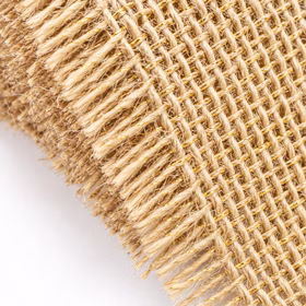Jute Tischläufer mit Goldschimmer 3 m x 29 cm Vintage Hochzeits-Deko SALE gedeckter Tisch Geburtstag Boho Familienfeier Alltag Detailaufnahme eines Jute-Tischläufers mit feiner Webstruktur, Fransenrand und eingewebtem Goldschimmer.