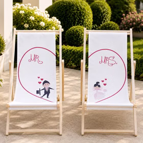 Partner-Liegestühle mit Classic Herz-Motiv für Braut und Bräutigam auf Terrasse mit Gartenhintergrund. Hinweis: KI generiertes Bild