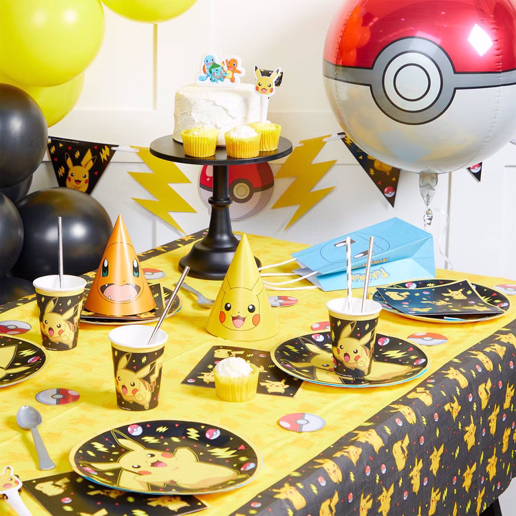 Pokemon Party-Set Kindergeburtstag für 8 Kinder 26-tlg. Tisch-Deko Party-Zubehör Geburtstag Mottoparty Dekoration Gedeckter Tisch mit Pokemon Tischdecke, Tellern, Bechern und weiteren Dekoelemten.