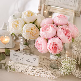 Kunstblumen Pfingstrosen 6er Blumenstrauß Vintage weiß und pink 27,5 cm Deko SALE Tisch-Deko dekorative Blumen Hochzeit Geburtstag Zuhause künstlicher Blumenstrauß Vintage-Dekoration mit weißen und pinken Kunst-Pfingstrosen in Glasvasen auf romantisch dekoriertem Tisch.