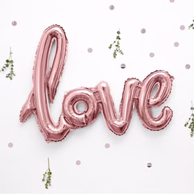 Love-Folienballon in Roségold als romantische Wanddekoration für Hochzeit, Verlobung oder Valentinstag.