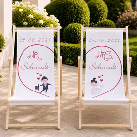 Zwei personalisierte Mr. & Mrs. Liegestühle mit Nachname Schmidt und Hochzeitsdatum auf sonniger Terrasse. Hinweis: KI generiertes Bild