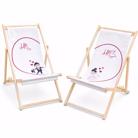 Zwei Mr. & Mrs. Hochzeits-Liegestühle mit Classic Herz-Motiv ohne Personalisierung stehen freigestellt auf weißem Hintergrund.