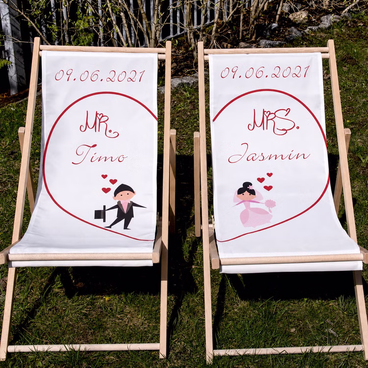 Personalisierte Hochzeits-Liegestühle Mr. & Mrs. mit Wunschname und Hochzeitsdatum individuelles Hochzeitsgeschenk 2 Liegestühle Geschenkidee zur Hochzeit Gastgeschenk Hochzeitsfeier Zwei personalisierte Mr. & Mrs. Liegestühle mit den Namen Timo und Jasmin sowie Hochzeitsdatum im Garten.