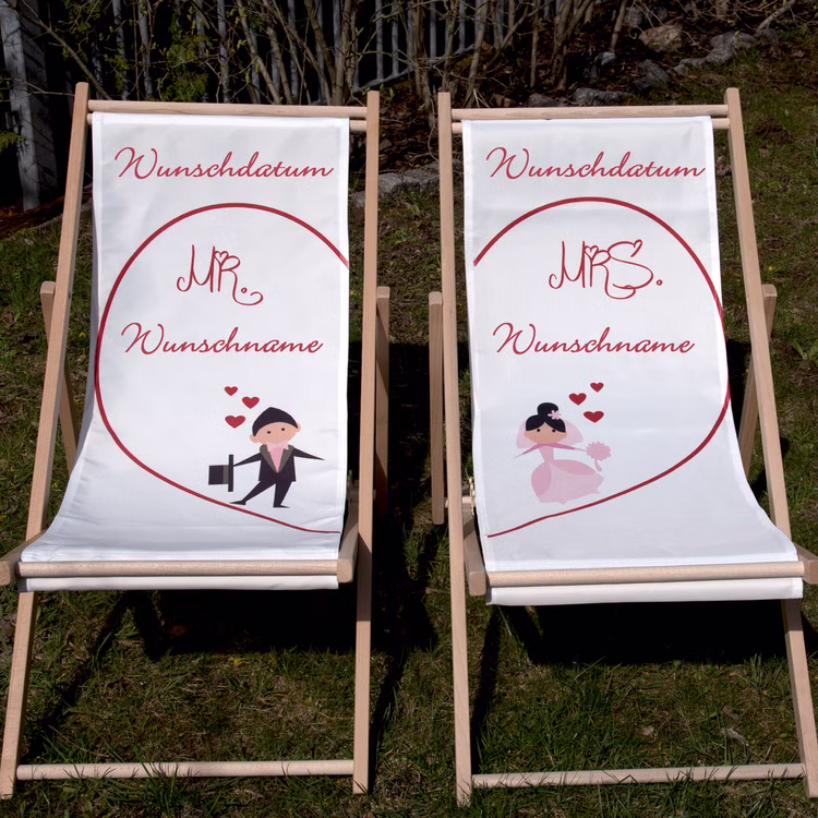 Personalisierte Hochzeits-Liegestühle Mr. & Mrs. mit Wunschname und Hochzeitsdatum individuelles Hochzeitsgeschenk 2 Liegestühle Geschenkidee zur Hochzeit Gastgeschenk Hochzeitsfeier Zwei personalisierbare Mr. & Mrs. Hochzeits-Liegestühle mit Wunschdatum und Wunschname stehen im Garten.