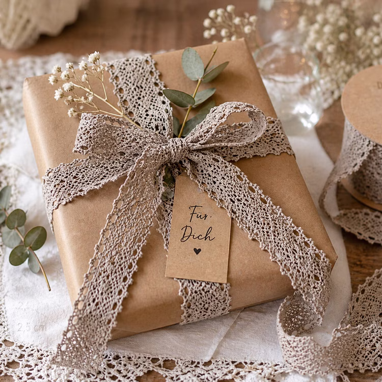 Schleifenband aus Baumwolle 2 m x 2,5 cm Taupe Spitzenband Vintage Hochzeit Weihnachten Deko SALE Verpackung Geschenkidee Geschenk verpacken Geburtstag Vintage-Geschenkverpackung mit taubefarbenem Spitzenband aus Baumwolle, Schleife und floraler Dekoration im Boho-Stil.