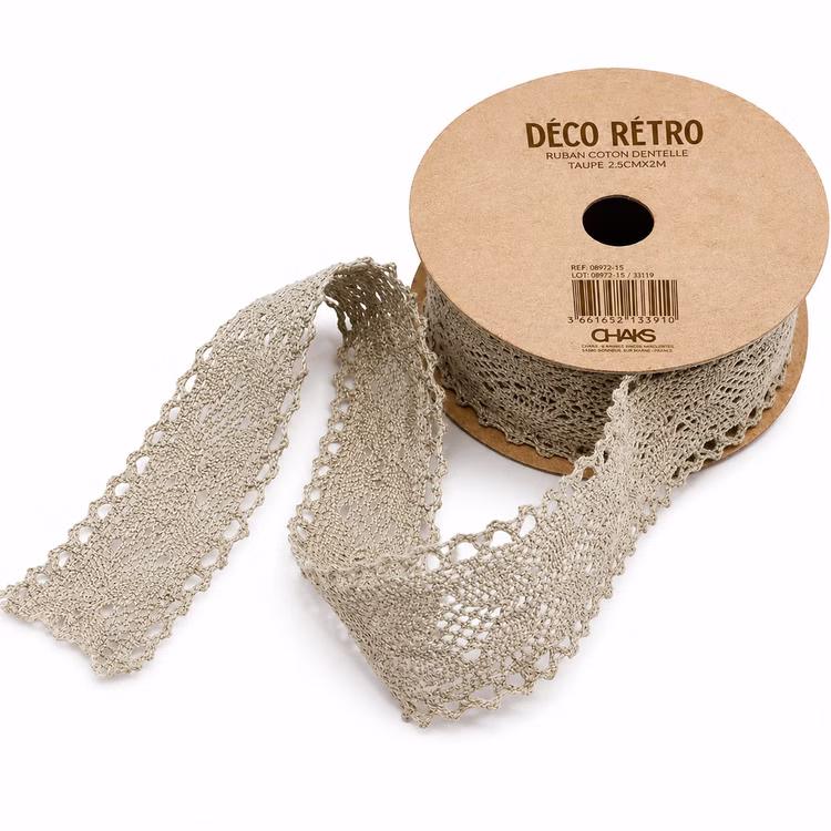 Schleifenband aus Baumwolle 2 m x 2,5 cm Taupe Spitzenband Vintage Hochzeit Weihnachten Deko SALE Verpackung Geschenkidee Geschenk verpacken Geburtstag Taubefarbenes Baumwoll-Schleifenband in Spitzen-Optik auf dekorativer Rolle vor hellem Hintergrund dargestellt.