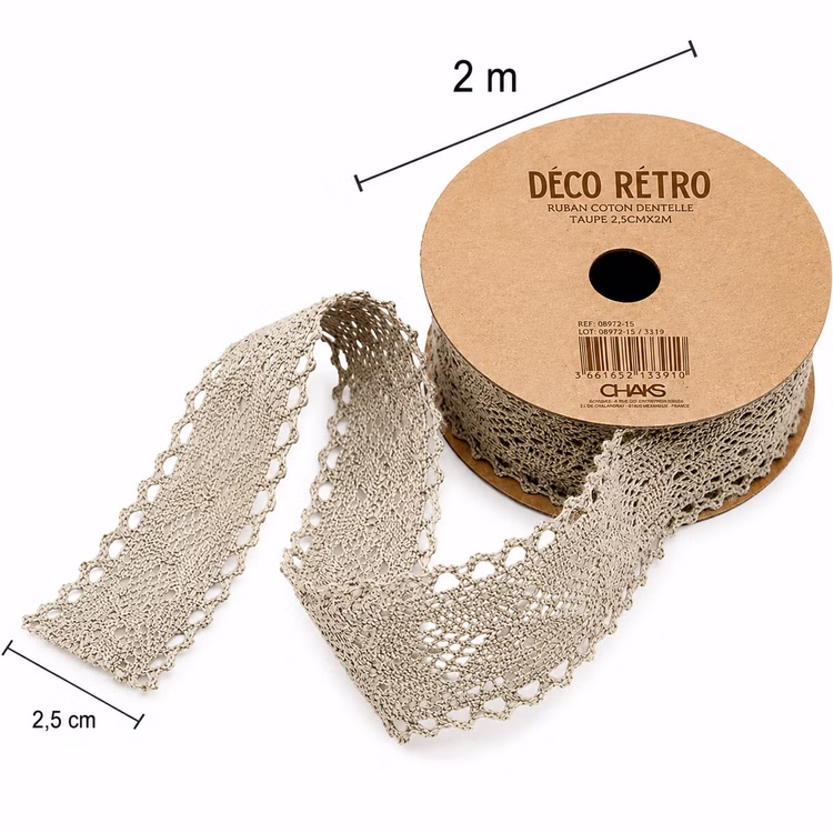 Schleifenband aus Baumwolle 2 m x 2,5 cm Taupe Spitzenband Vintage Hochzeit Weihnachten Deko SALE Verpackung Geschenkidee Geschenk verpacken Geburtstag Spitzenband aus Baumwolle mit Maßangaben von 2 Metern Länge und 2,5 Zentimetern Breite auf weißem Hintergrund.