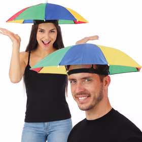 Fotobox Kostüm-Zubehör 12-tlg. – Party-Spaß für Hochzeit, Geburtstag & JGA Perücken Hüte Augenmaske Brille Haarreifen Kette Ohrringe Accessoires Mottoparty Zwei Personen mit Regenschirm-Hut als lustiges Party-Accessoire dargestellt.