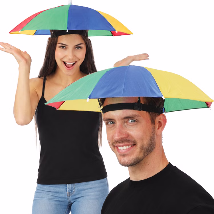 Fotobox Kostüm-Zubehör 12-tlg. – Party-Spaß für Hochzeit, Geburtstag & JGA Perücken Hüte Augenmaske Brille Haarreifen Kette Ohrringe Accessoires Mottoparty Zwei Personen mit Regenschirm-Hut als lustiges Party-Accessoire dargestellt.