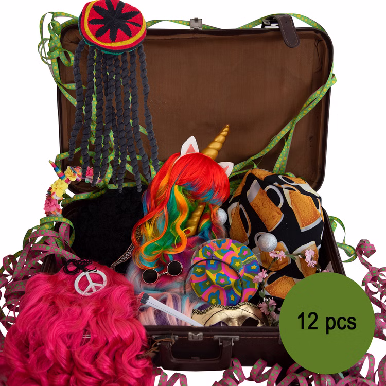 Fotobox Kostüm-Zubehör Hochzeit Geburtstag 12-tlg. Party-Spaß Perücken Hüte Augenmaske Brille Haarreifen Kette Ohrringe Accessoires Mottoparty Übersicht über die Einzelteile in einem braunen Koffer mit dem Hinweis, dass es insgesamt 12 Accessoires sind.