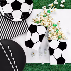 Popcornboxen im Fußball-Design mit Snacks als Dekoration für Kindergeburtstag oder Fanparty.