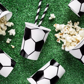 Fußballbecher mit Papierstrohhalmen und Snacks für Fußballparty oder Public Viewing Veranstaltung.