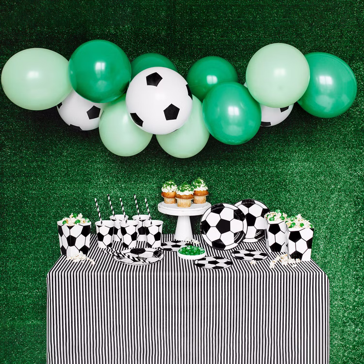 Fußball Party-Set 60-tlg. WM 2026 Deko Kindergeburtstag Public Viewing SALE Kicker-Party Fußball-WM Fußball-EM Kinder-Geburtstag Mottoparty Party Dekoration Party-Deko Party-Zubehör gedeckter Tisch Komplett dekorierter Fußball-Partytisch mit Ballongirlande, Tellern, Bechern und Servietten.