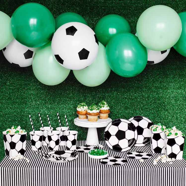 Fußball Party-Set 60-tlg. WM 2026 Deko Kindergeburtstag Public Viewing SALE Kicker-Party Fußball-WM Fußball-EM Kinder-Geburtstag Mottoparty Party Dekoration Party-Deko Party-Zubehör gedeckter Tisch Komplett dekorierter Fußball-Partytisch mit Ballongirlande, Tellern, Bechern und Servietten.
