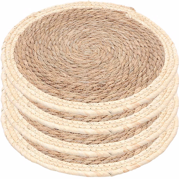 Vier Platzsets Stroh Rund 38 cm Vier runde Platzsets aus naturfarbenem Stroh mit geflochtener Struktur und hellem Rand, dekorativ übereinander angeordnet.