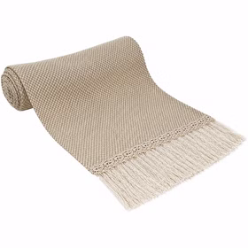 Beiger Tischläufer im Boho-Style mit dekorativer Stickerei und cremefarbenen Fransen auf weißem Hintergrund.