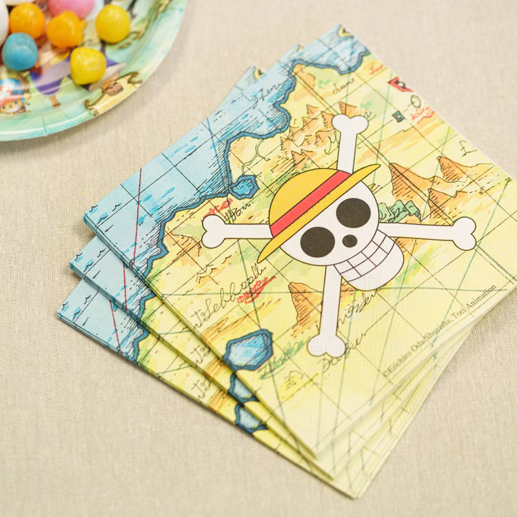 XXL One Piece Party-Set Kindergeburtstag 65-tlg. Party-Deko Tischdeko Deko Dekoration Kindergeburtstag Geburtstag Manga Anime Comic Filmheld Party-Geschirr One Piece Servietten mit Totenkopf-Motiv liegen auf einem gedeckten Tisch bereit.