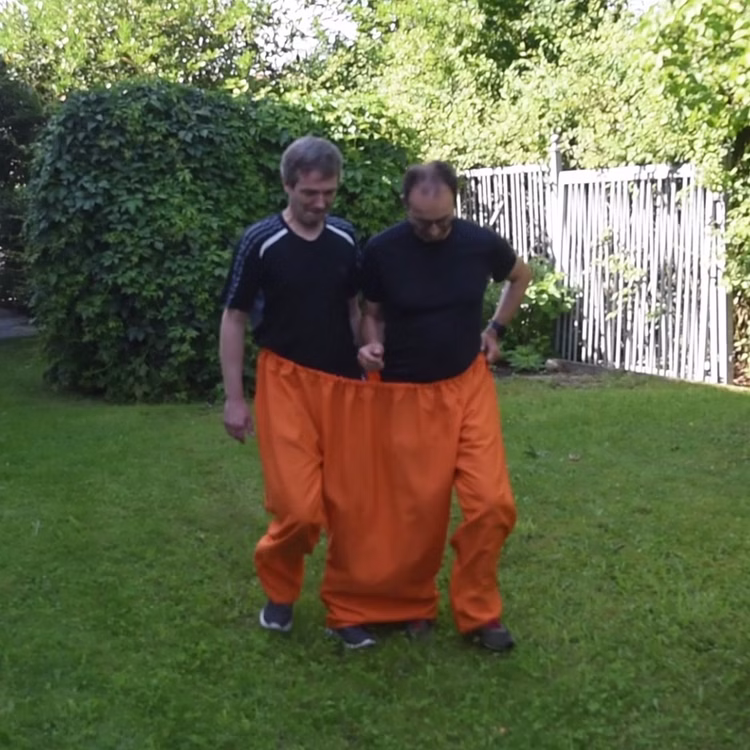 Doppelhose Orange Hose mit drei Hosenbeinen Party-Spaß Hochzeit Geburtstag Partyspiel Fasching Karneval Mottoparty Wettrennen im Garten mit orangefarbener Doppelhose von Vorne