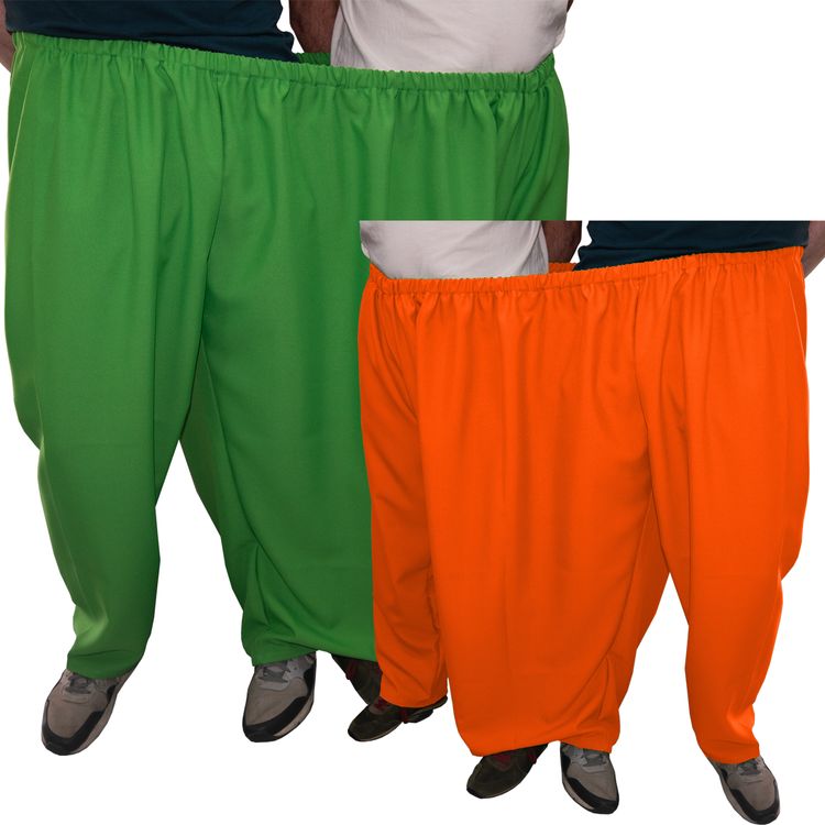 Wettrennen im Garten mit zwei Teams in grüner Doppelhose und orangefarbener Doppelhose