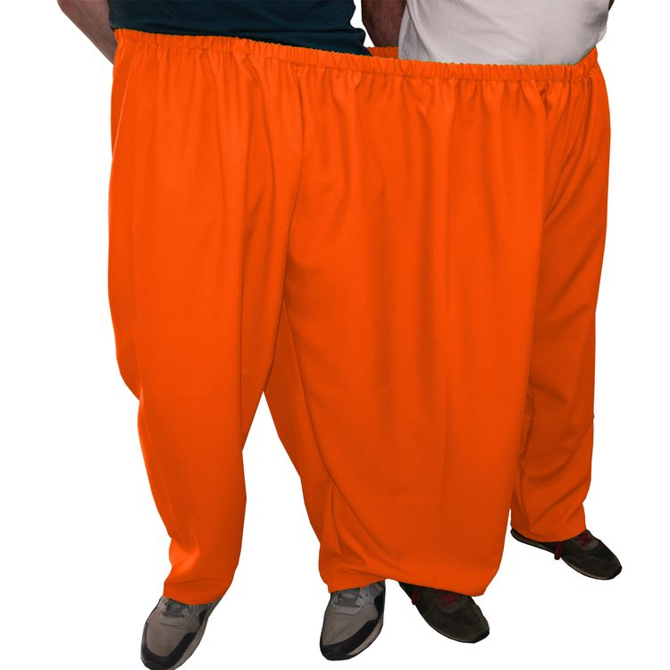 Wettrennen im Garten mit zwei Teams in grüner Doppelhose und orangefarbener Doppelhose