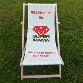 Liegestuhl mit Motiv Super-Mama von Vorne im Gras stehend