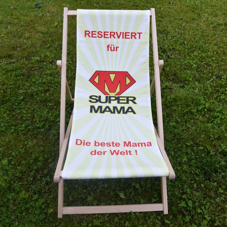 Liegestuhl mit Motiv Super-Mama und Super-Papa von Vorne im Gras stehend