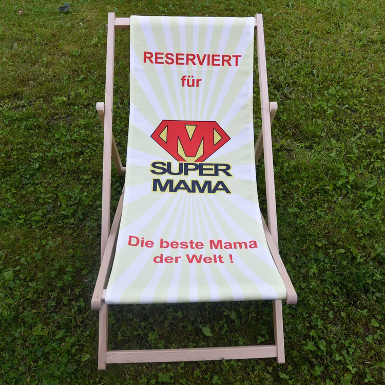 Liegestuhl Set Super Mama & Super Papa Geschenk für Eltern 2 Stück Muttertag Vatertag SALE Geschenkidee Geburtstag Geschenk Eltern Überraschung Familiengeschenk Liegestuhl mit Motiv Super-Mama von Vorne im Gras stehend