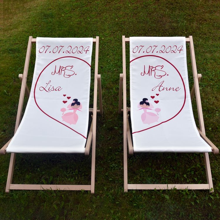 Personalisierter Partner Liegestuhl Mrs. & Mrs. mit Wunschname Datum Hochzeitsgeschenk, 2 Stück Mrs. & Mrs. Partner Liegestuhl mit Wunschname und Wunschdatum von Vorn auf einer grünen Wiese stehend